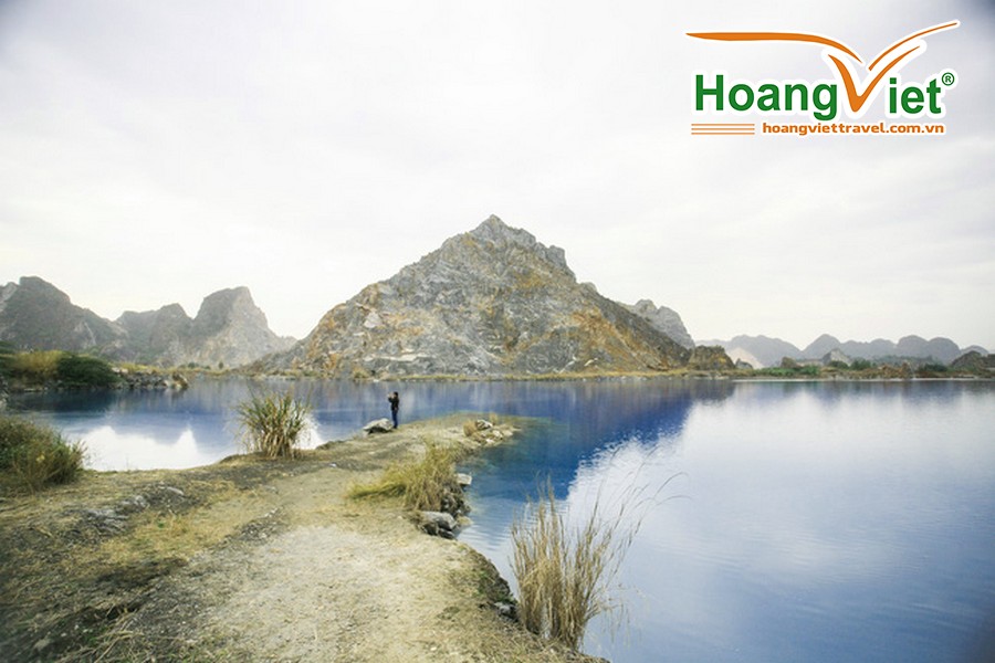 Những hòn núi đá vôi kì vĩ bên cạnh mặt hồ xanh ngắt tạo nên cảnh vật đẹp như trong tranh