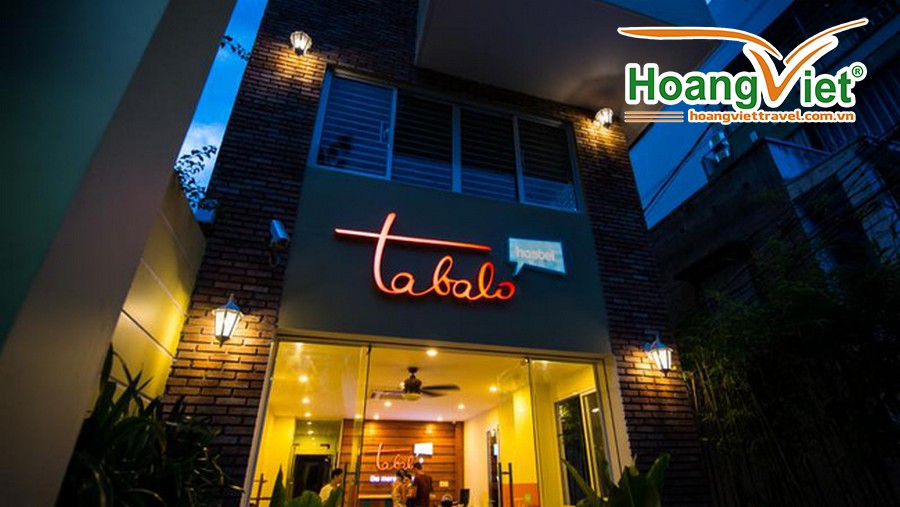Khách sạn Tabalo nổi bật bên ngoài với ánh đèn