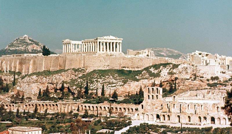 Đền Parthenon trên đồi Acropolis và nhà hát cổ bên dưới ở Athens