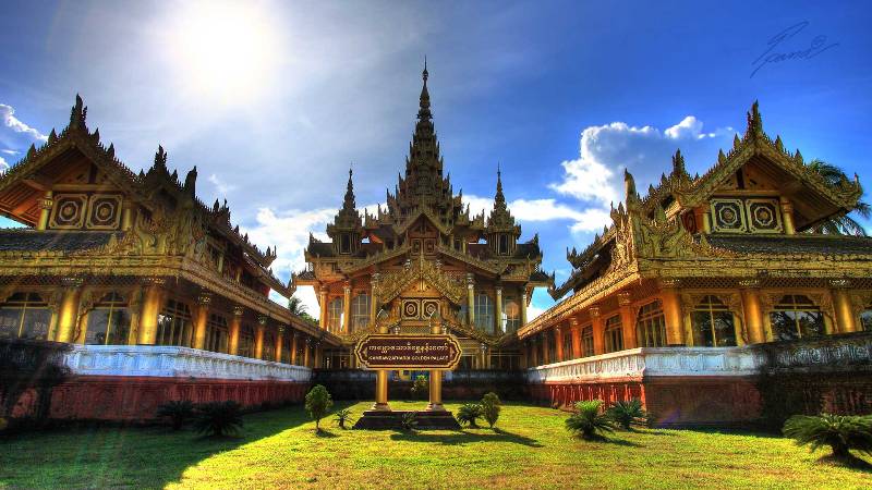 Cung điện vàng Kambawzathadi ở Bago với mái nhọn nhiều tầng và bãi cỏ xanh phía trước