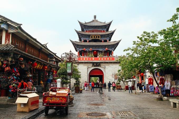 Cổng Nam Cổ thành Đại Lý với kiến trúc mái ngói nhiều tầng, phố lát đá có các cửa hàng lưu niệm và du khách qua lại