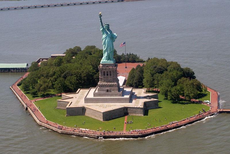 Toàn cảnh đảo Liberty nhìn từ trên cao với tượng Nữ thần Tự do đứng giữa khu vườn xanh và lối đi ven đảo