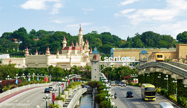 Tour du lịch Singapore 4 ngày 3 đêm Hà Nội - Sentosa Toàn cảnh Sentosa tuyệt đẹp, với lâu đài cổ tích có những tháp cao vút. Một tuyến tàu điện trên cao chạy dọc theo con đường rợp bóng cây xanh, tạo nên bầu không khí sống động và đầy phiêu lưu.