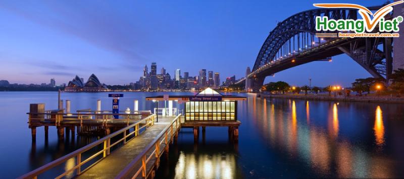 Cầu Cảng Sydney và Nhà hát Opera nhìn từ cầu tàu gỗ lúc hoàng hôn