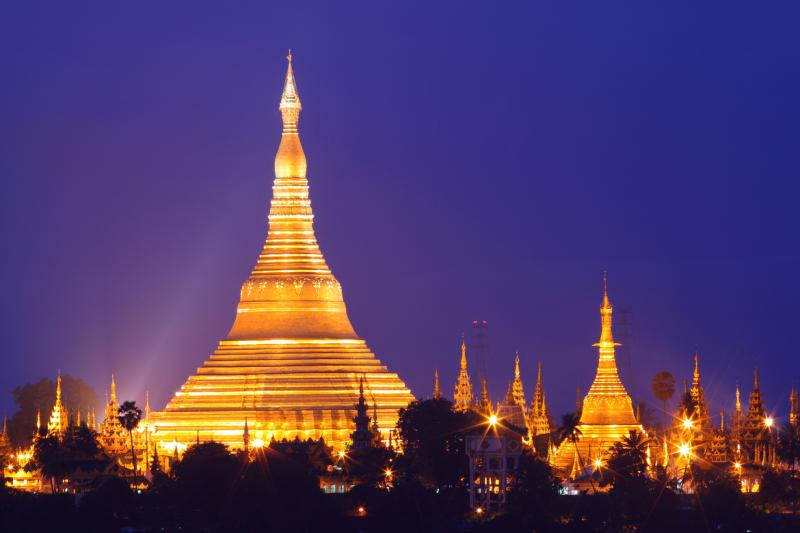 Bảo tháp vàng Shwedagon rực sáng giữa quần thể chùa tháp trong buổi tối