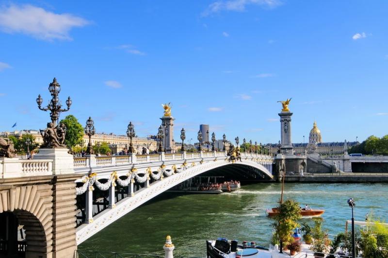 Cầu Alexandre III với đèn trang trí bắc qua sông Seine