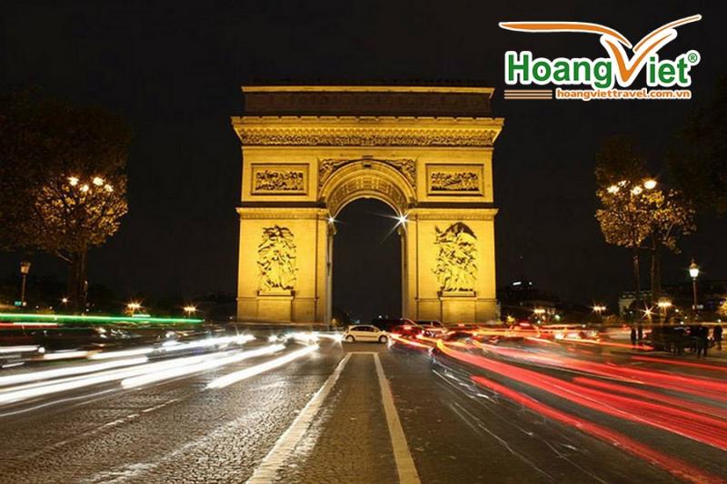 Khải Hoàn Môn lên đèn về đêm với vệt đèn xe cộ chạy qua