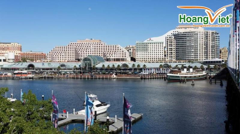 Khu Darling Harbour với bến cảng, tàu thuyền và các tòa nhà khách sạn ven nước
