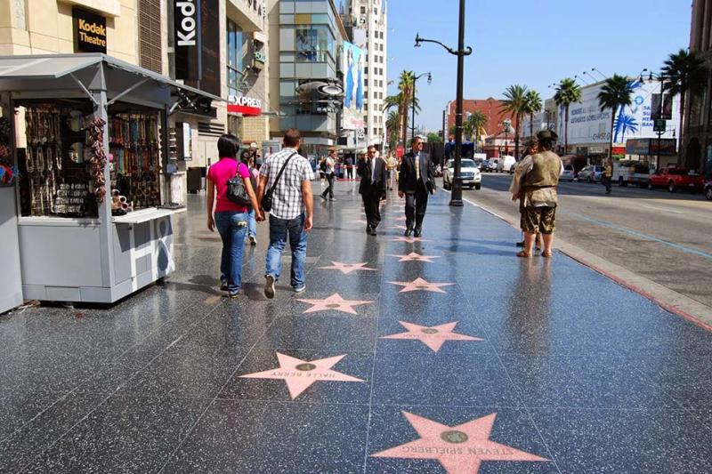Du khách đi dạo trên Đại lộ Danh vọng Hollywood với những ngôi sao hồng trên vỉa hè