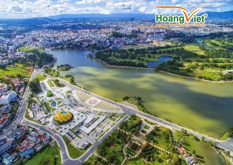 Toàn cảnh trung tâm Đà Lạt nhìn từ trên cao với hồ Xuân Hương, quảng trường và những khu rừng thông xung quanh.