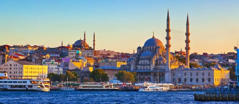 Đường chân trời Istanbul với nhà thờ Hồi giáo mái vòm, tàu thuyền và ánh hoàng hôn
