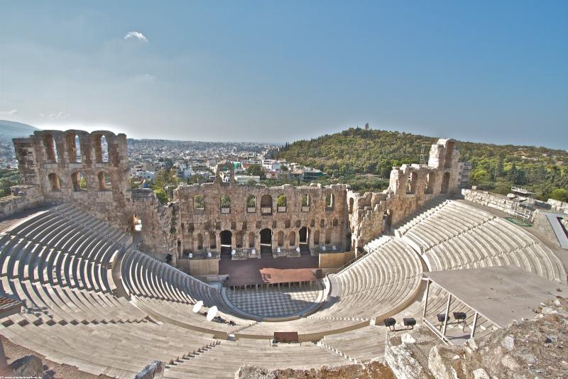 Nhà hát cổ Odeon của Herodes Atticus với các bậc khán đài đá dưới chân đồi Acropolis ở Athens
