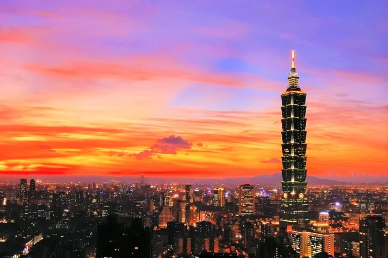 Taipei 101 nổi bật giữa thành phố dưới bầu trời hoàng hôn đỏ cam rực rỡ