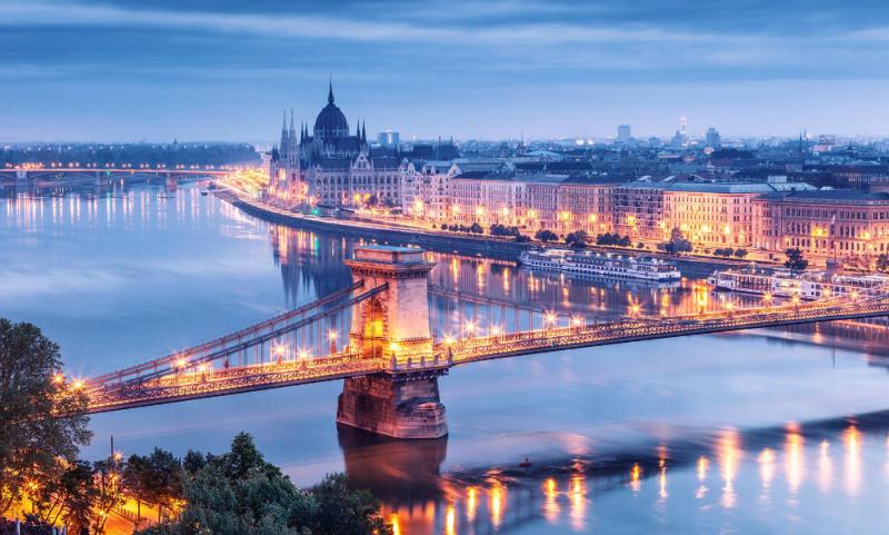 Cầu Xích và tòa nhà Quốc hội soi bóng trên sông Danube lúc chạng vạng ở Budapest