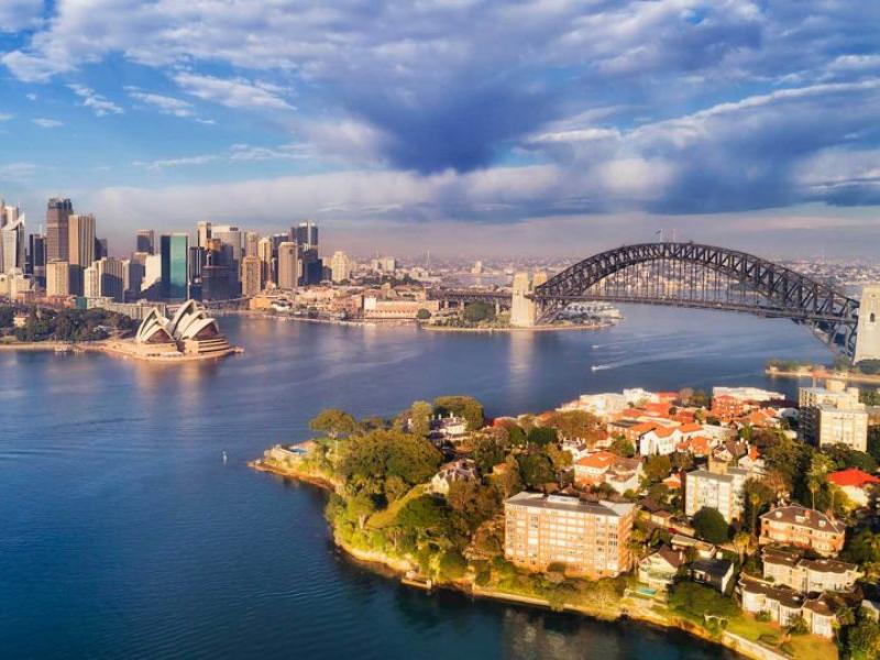 Vịnh Sydney nhìn từ trên cao với cầu cảng, Nhà hát Opera và khu dân cư ven bờ