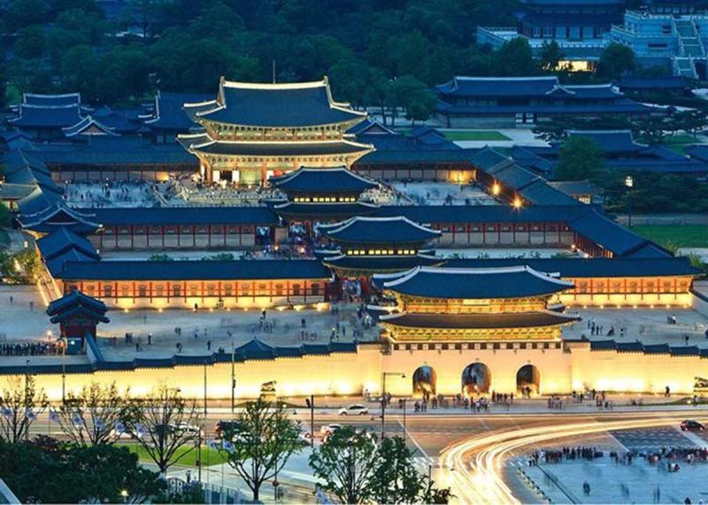Toàn cảnh cung Gyeongbokgung lung linh ánh đèn về đêm nhìn từ trên cao