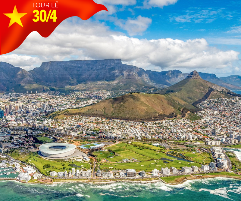 Toàn cảnh thành phố Cape Town dưới chân núi Table Mountain, có sân vận động và bờ biển, kèm biểu ngữ tour lễ 30/4