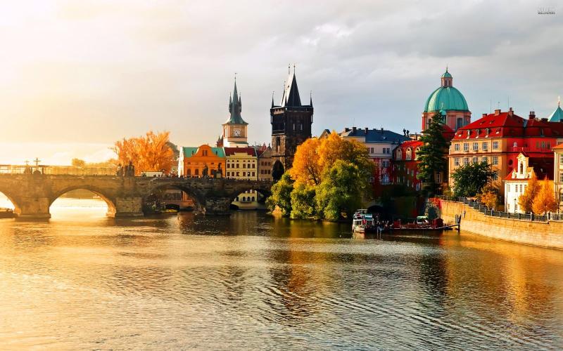 Cầu Charles và các mái nhà đỏ bên sông Vltava lúc hoàng hôn ở Praha