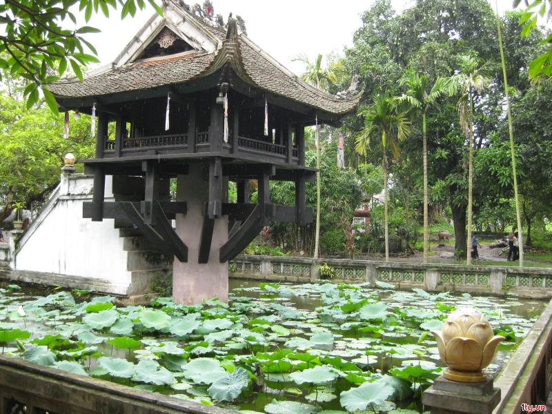 Chùa Một Cột mái cong trên cột đá giữa hồ sen xanh