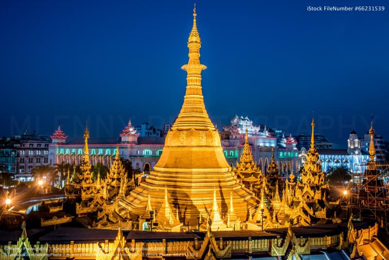 Bảo tháp vàng chùa Sule sáng đèn dưới bầu trời xanh thẫm lúc chạng vạng