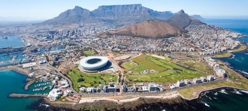 Toàn cảnh thành phố Cape Town với núi Bàn, sân vận động và vịnh biển