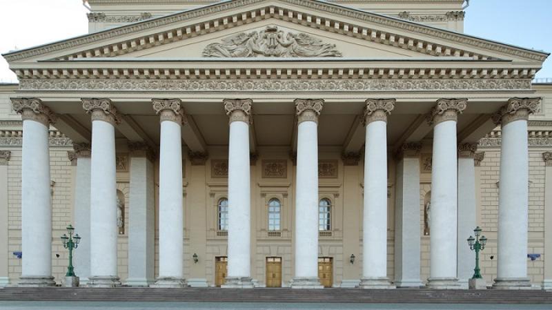 Hàng cột trắng kiểu cổ điển ở mặt tiền Nhà hát Bolshoi