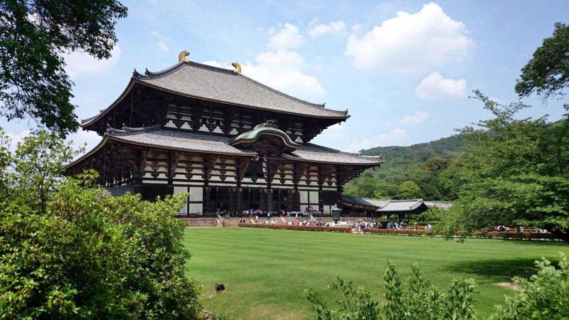Chính điện bằng gỗ rộng lớn của chùa Todaiji với bãi cỏ xanh phía trước