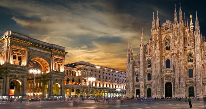 Nhà thờ Duomo và mái vòm Galleria Vittorio Emanuele II ở Milan lúc hoàng hôn