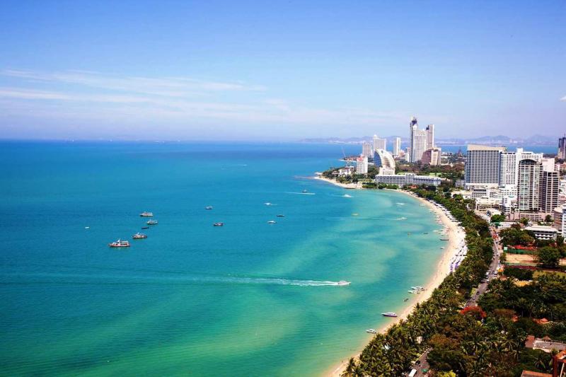 Bờ biển Pattaya nhìn từ trên cao với nước xanh, bãi cát dài và các tòa nhà cao tầng