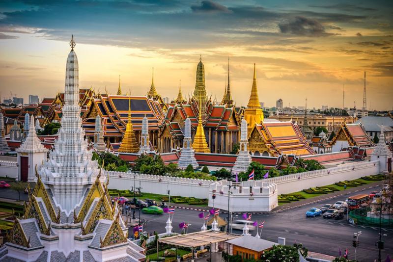 Cung điện Hoàng gia và chùa Phật Ngọc nổi bật dưới bầu trời hoàng hôn vàng cam
