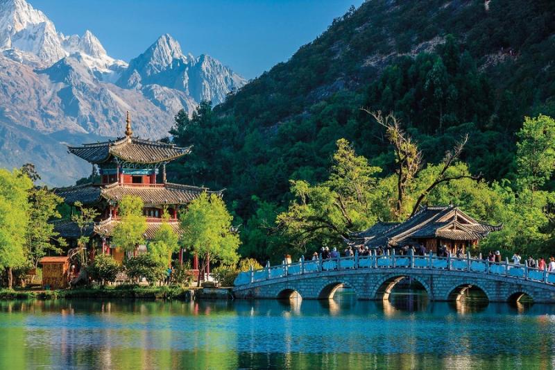 Cầu đá và lầu các bên hồ Hắc Long Đàm dưới chân núi tuyết Ngọc Long