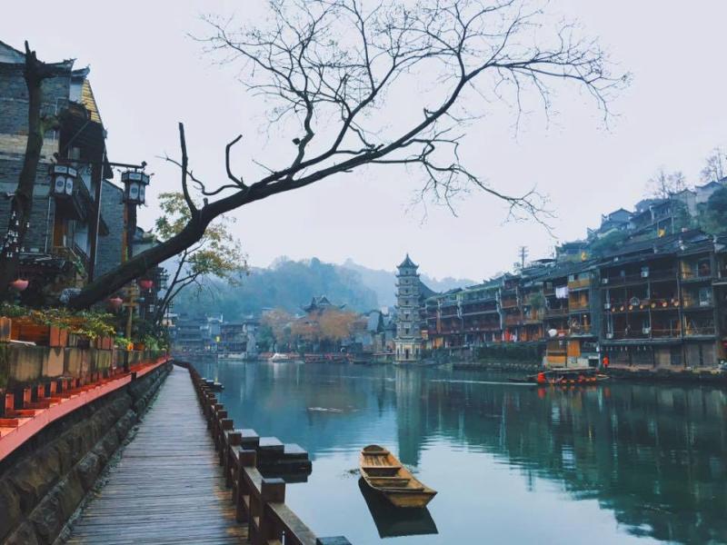 Cổng trời Thiên Môn Sơn với bậc thang dài dẫn lên hang đá giữa núi xanh