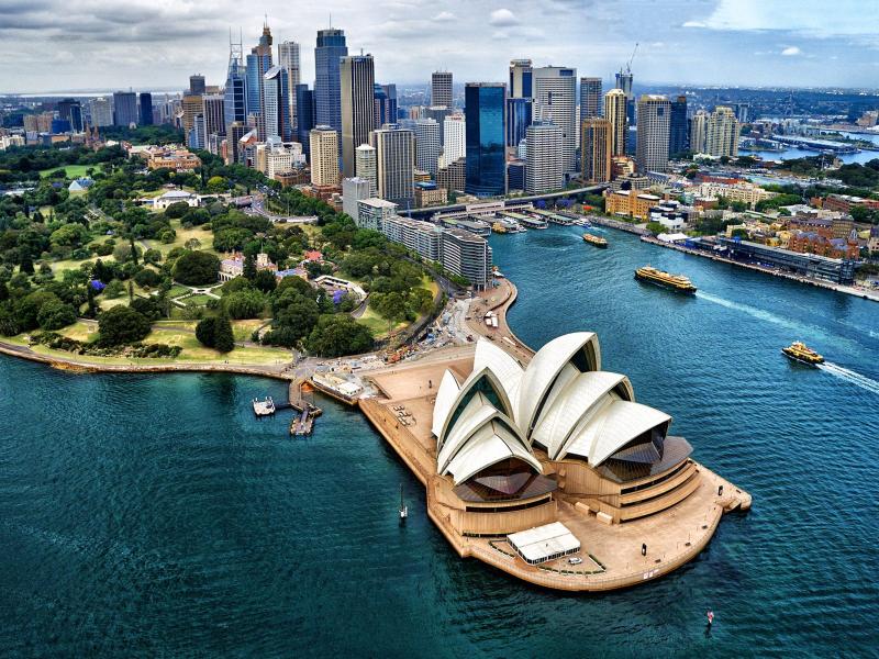 Toàn cảnh Nhà hát Opera Sydney, công viên và các tòa nhà cao tầng nhìn từ trên cao