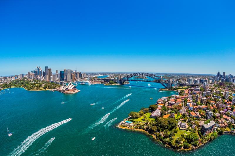 Toàn cảnh vịnh Sydney từ trên cao với Nhà hát Opera, cầu cảng và thuyền trên biển xanh