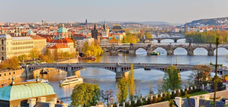Toàn cảnh Praha với những cây cầu bắc qua sông Vltava và các mái nhà đỏ lúc chiều muộn