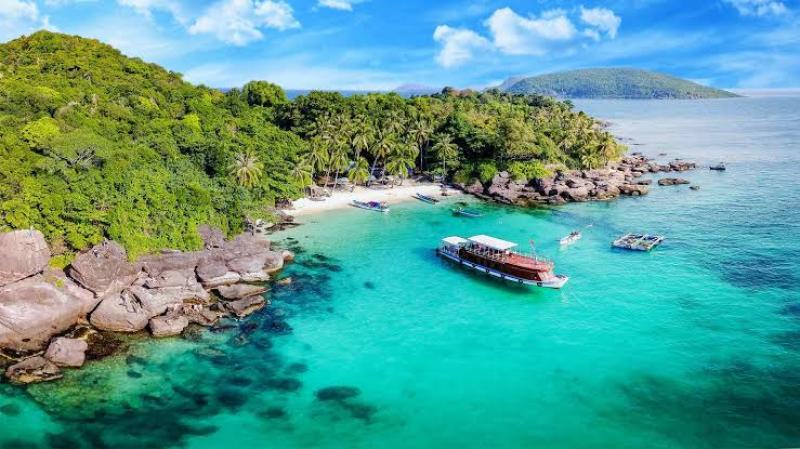 Biển xanh, bờ đá và tàu tham quan tại Phú Quốc