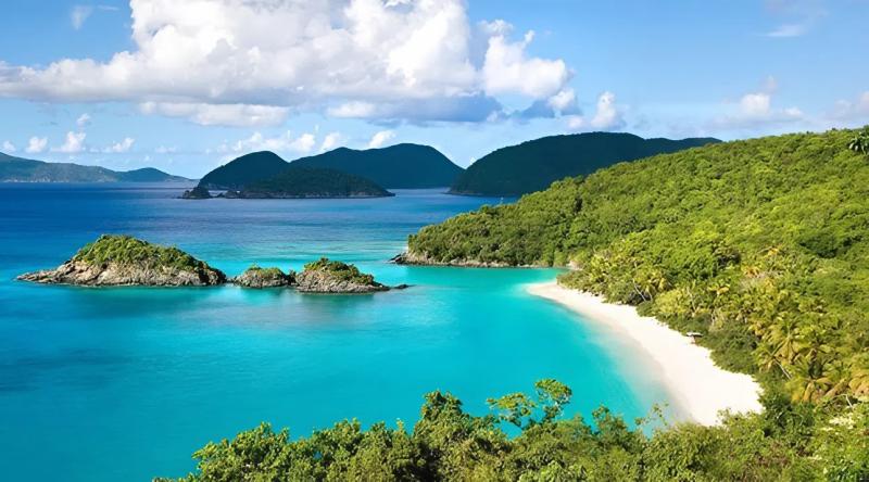 Bãi biển cát trắng và làn nước xanh trong tại Côn Đảo
