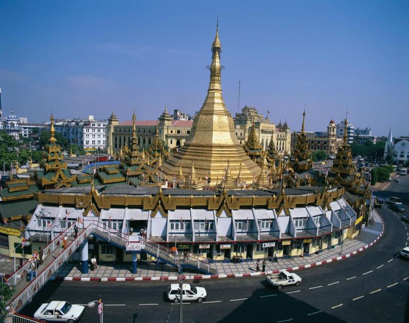 Chùa Sule vàng rực giữa vòng xoay đường phố Yangon, xe cộ và các tòa nhà xung quanh