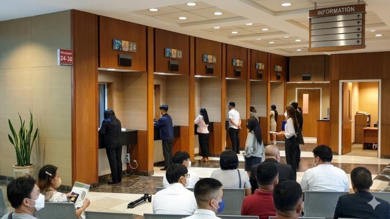 Đương đơn chờ phỏng vấn visa Mỹ tại phòng chờ Đại sứ quán