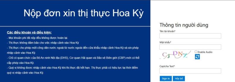 Chú thích ảnh: "Trang web xin visa Mỹ tại Việt Nam. Bên trái hiển thị các điều kiện bằng chữ trắng trên nền xanh. Bên phải là phần đăng nhập với các trường nhập tên người dùng, mật khẩu, mã captcha và các tùy chọn đăng nhập hoặc hủy đăng ký. Thiết kế đơn giản và tiện dụng."