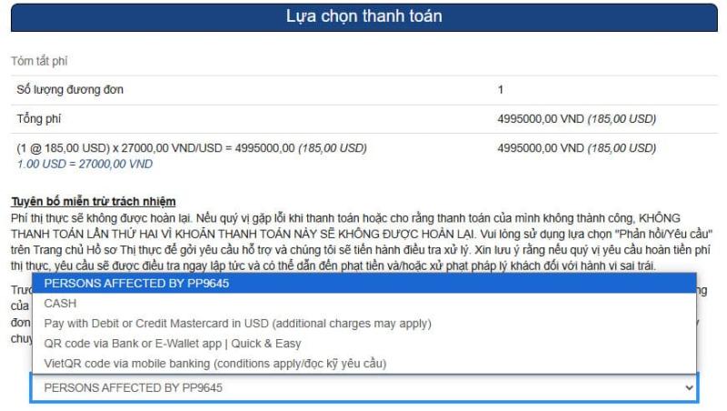 Chú thích ảnh: "Ảnh chụp màn hình giao diện lựa chọn phương thức thanh toán, tiêu đề bằng tiếng Việt. Hiển thị tóm tắt phí bằng VND và USD. Bên dưới là các phương thức thanh toán, bao gồm tiền mặt và các tùy chọn thanh toán điện tử khác nhau."