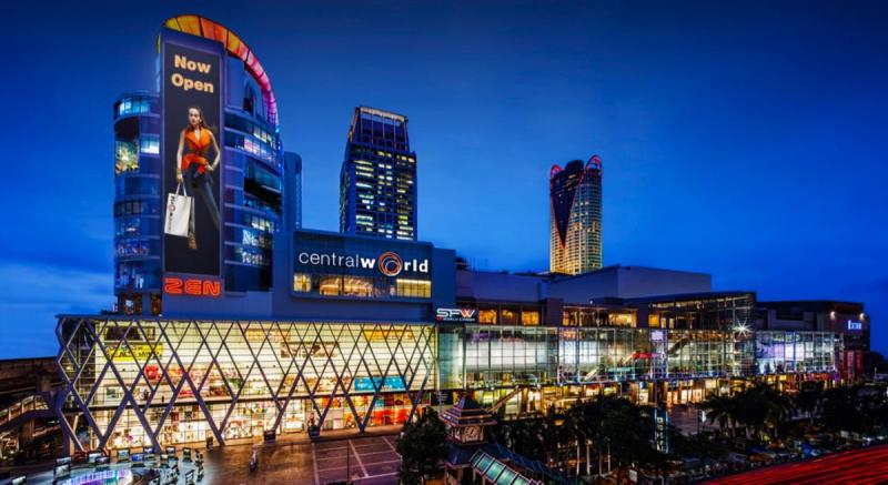 Trung tâm thương mại Central World sáng đèn lúc chạng vạng với mặt tiền kính và biển quảng cáo lớn