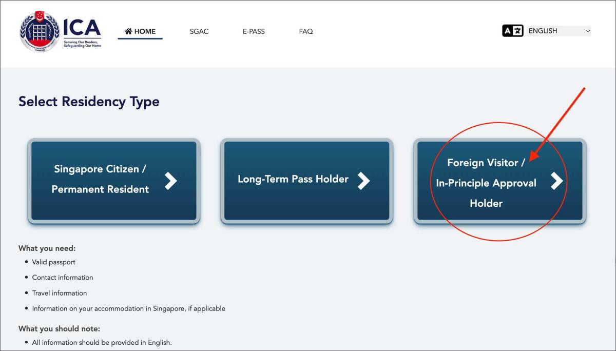 Chú thích ảnh: "Trang web của ICA Singapore hiển thị ba lựa chọn loại hình cư trú: Công dân Singapore/Thường trú nhân, Người sở hữu giấy phép cư trú dài hạn và Khách du lịch nước ngoài/Người được chấp thuận sơ bộ, được đánh dấu bằng mũi tên màu đỏ. Hướng dẫn đề cập đến các tài liệu cần thiết như hộ chiếu hợp lệ và thông tin liên hệ. Giọng văn mang tính thông tin và chính thức."
