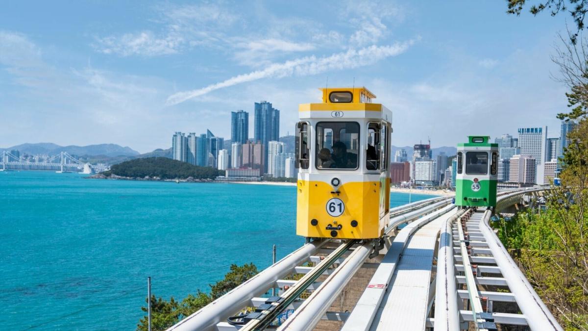 đi tàu điện ven biển Haeundae