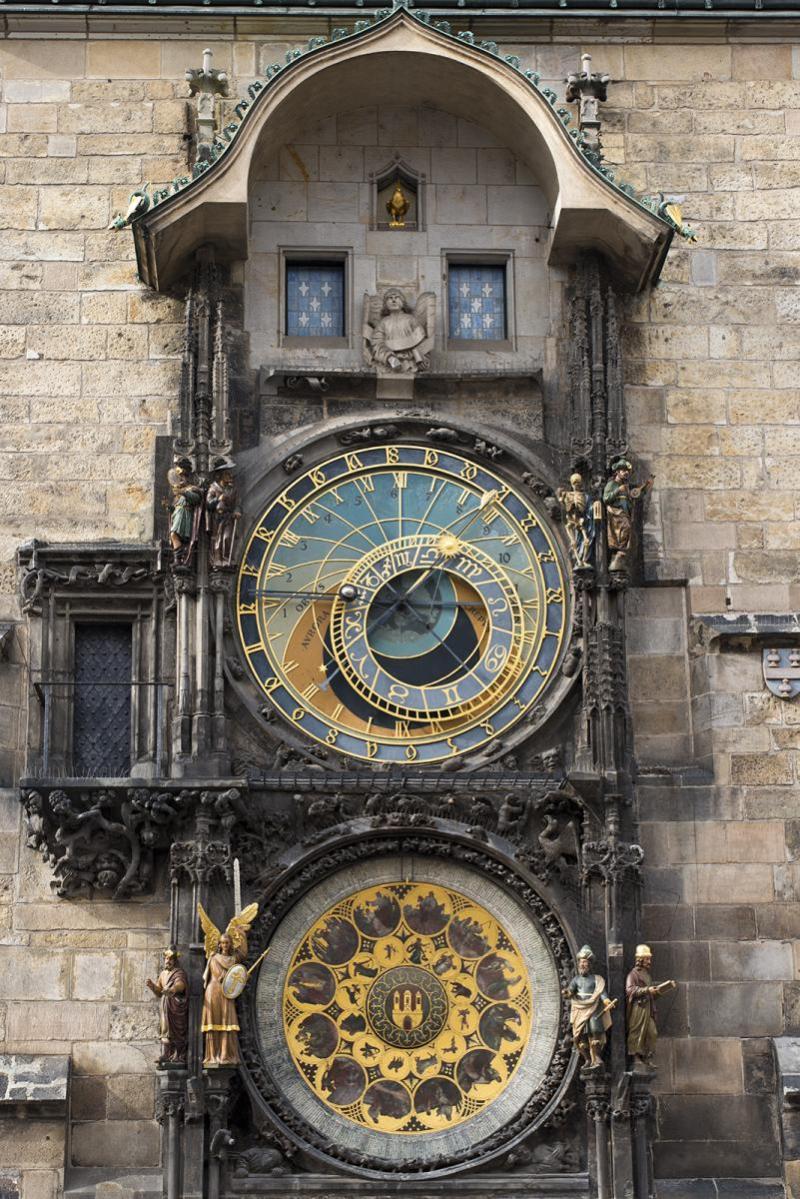 Đồng hồ thiên văn Orloj trên Tòa thị chính Cổ thành Praha với mặt đồng hồ xanh vàng và tượng thánh hai bên