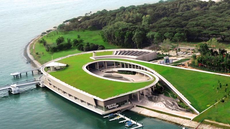 Toàn cảnh đập Marina Barrage với mái cỏ xanh uốn lượn ven biển nhìn từ trên cao