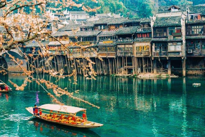 Tour du lịch Phượng Hoàng Cổ Trấn 6n5đ từ Huế