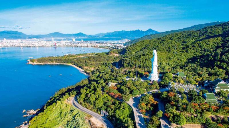 Tượng Phật Bà Quan Âm trên bán đảo Sơn Trà nhìn xuống vịnh và thành phố Đà Nẵng