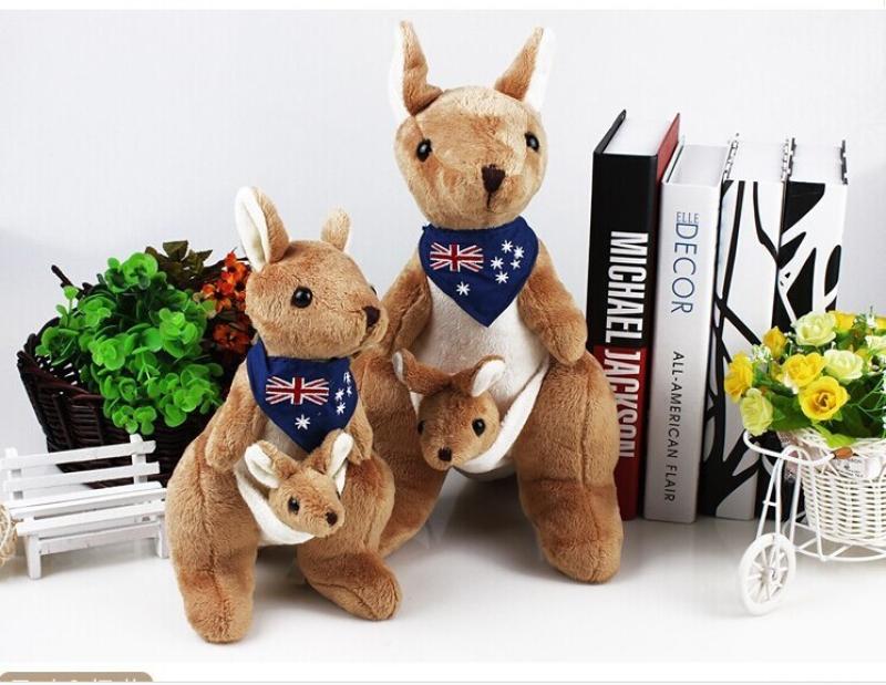 Hai chú kangaroo nhồi bông đeo khăn cờ Úc, có kangaroo con trong túi, đặt cạnh những cuốn sách