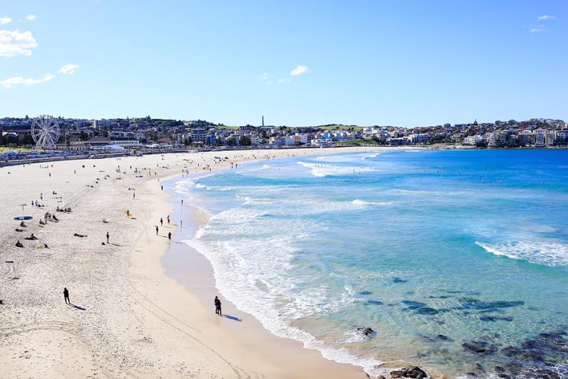 Bãi biển Bondi cát trắng và sóng xanh với du khách thong thả dạo chơi